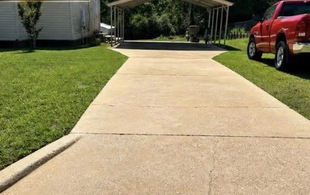Concrete driveway, bright and uniform after pressure washing